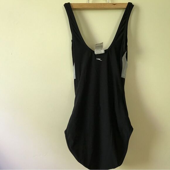 BLACK Speedo Cross Front One Piece with Hydro Bra (10) - Picture 6 of 10